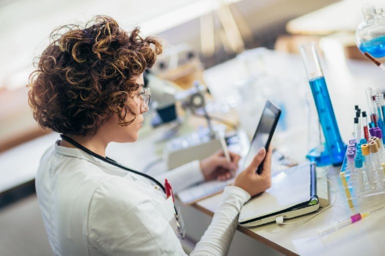 TẬP ĐOÀN SIEMENS MUA LẠI CÔNG TY PHẦN MỀM DOTMATICS (MỸ), KHUẤY ĐẢO CUỘC ĐUA AI NGÀNH DƯỢC PHẨM